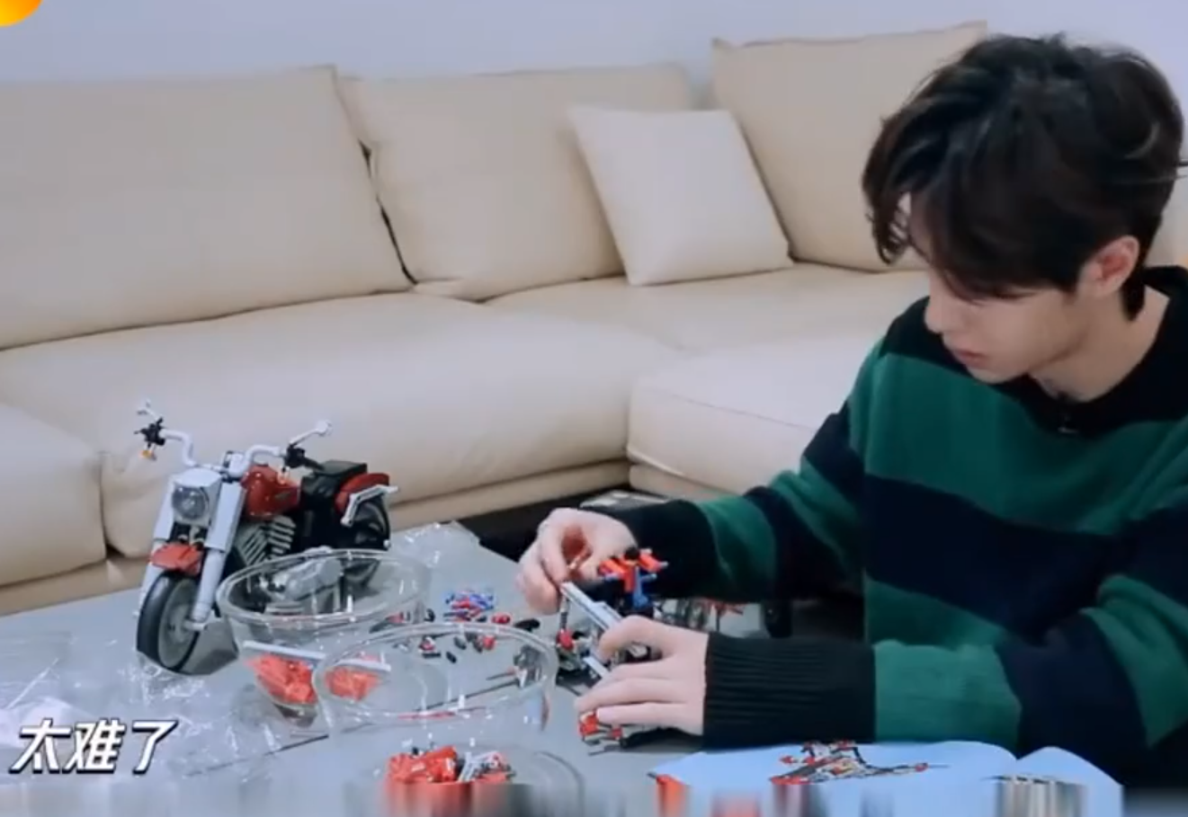 王一博拼乐高,谁注意他一直在嘟囔啥?"钢铁直男"无疑了