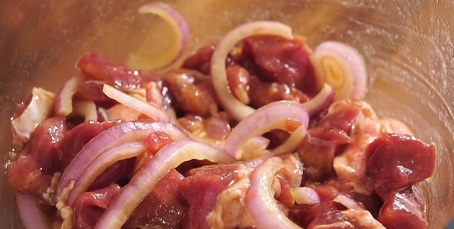 2,开始腌制:羊肉碗中加入姜汁,食盐,胡椒粉,味极鲜,酱油,洋葱,一个