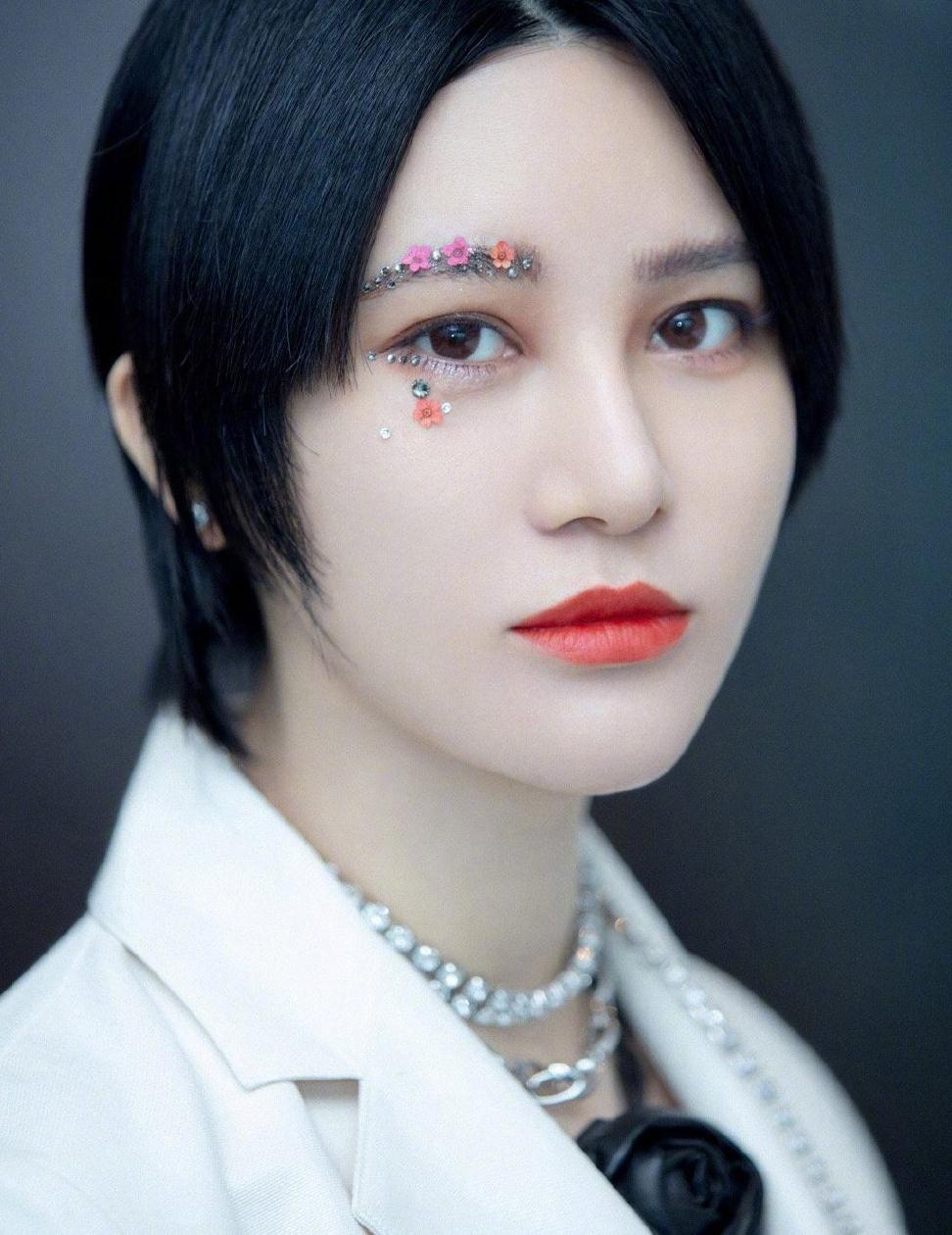 尚雯婕水钻花朵眼妆,搭配上白色西服套装,又美又飒