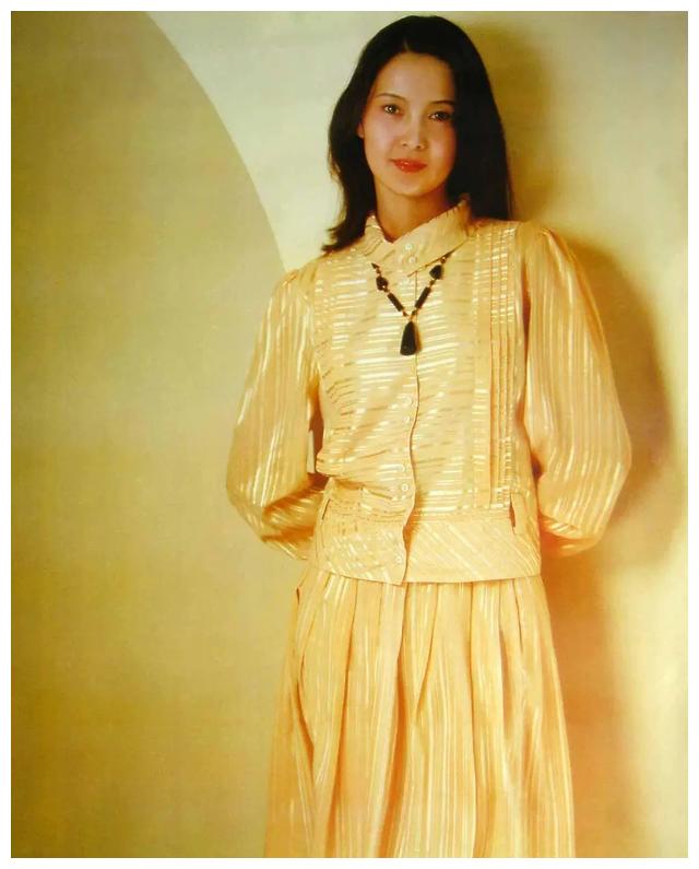 年轻时的张伟欣可是一个大美女,明眸皓齿,鼻子高挺,貌美如花,性格温婉