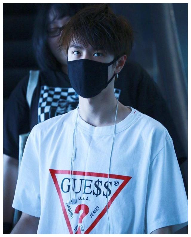 王一博带口罩合集大帅哥就是什么都挡住了也能苏你一脸的水平