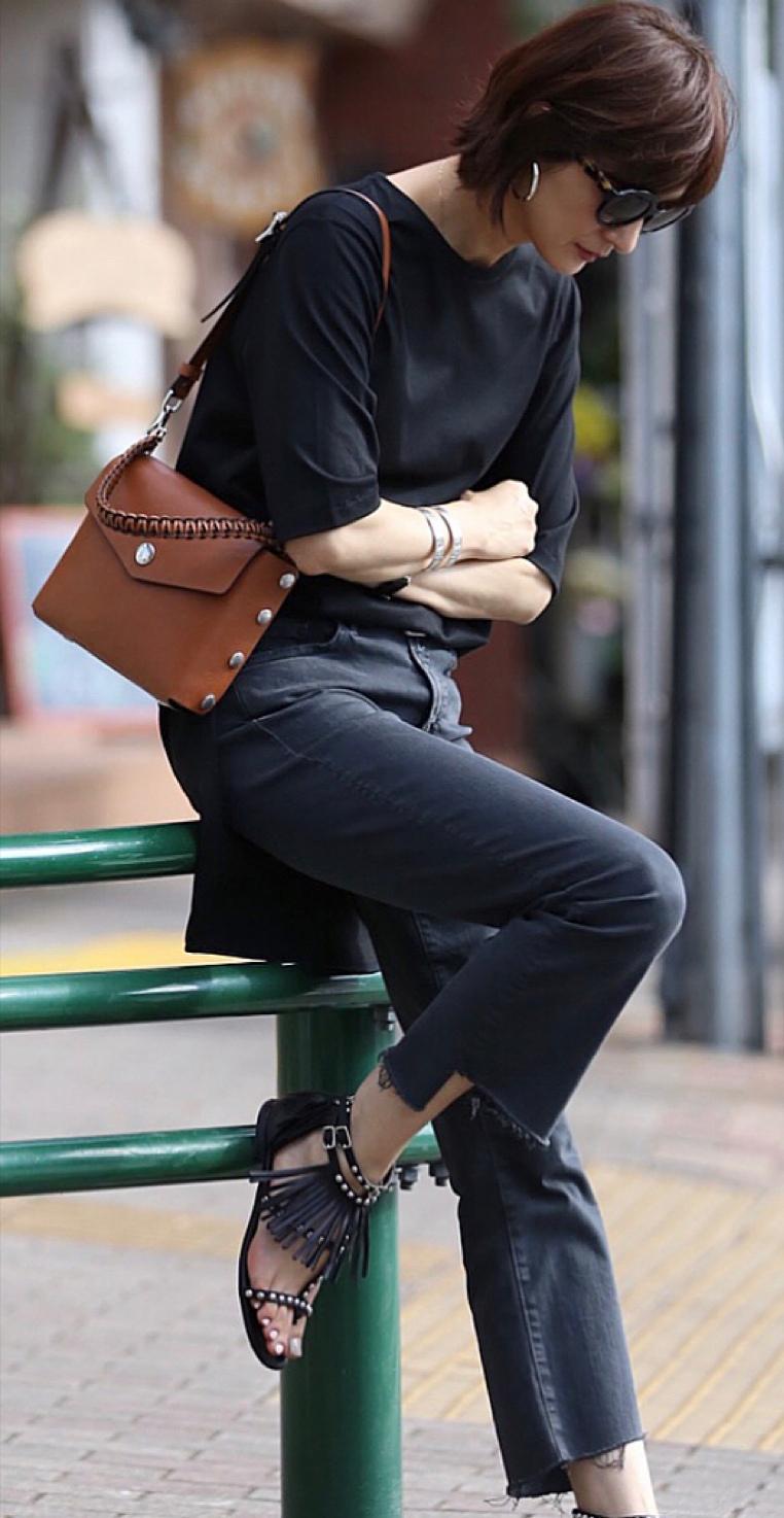 40岁女人怎么穿时尚减龄?十种黑色t恤的搭配方法,时髦又显瘦