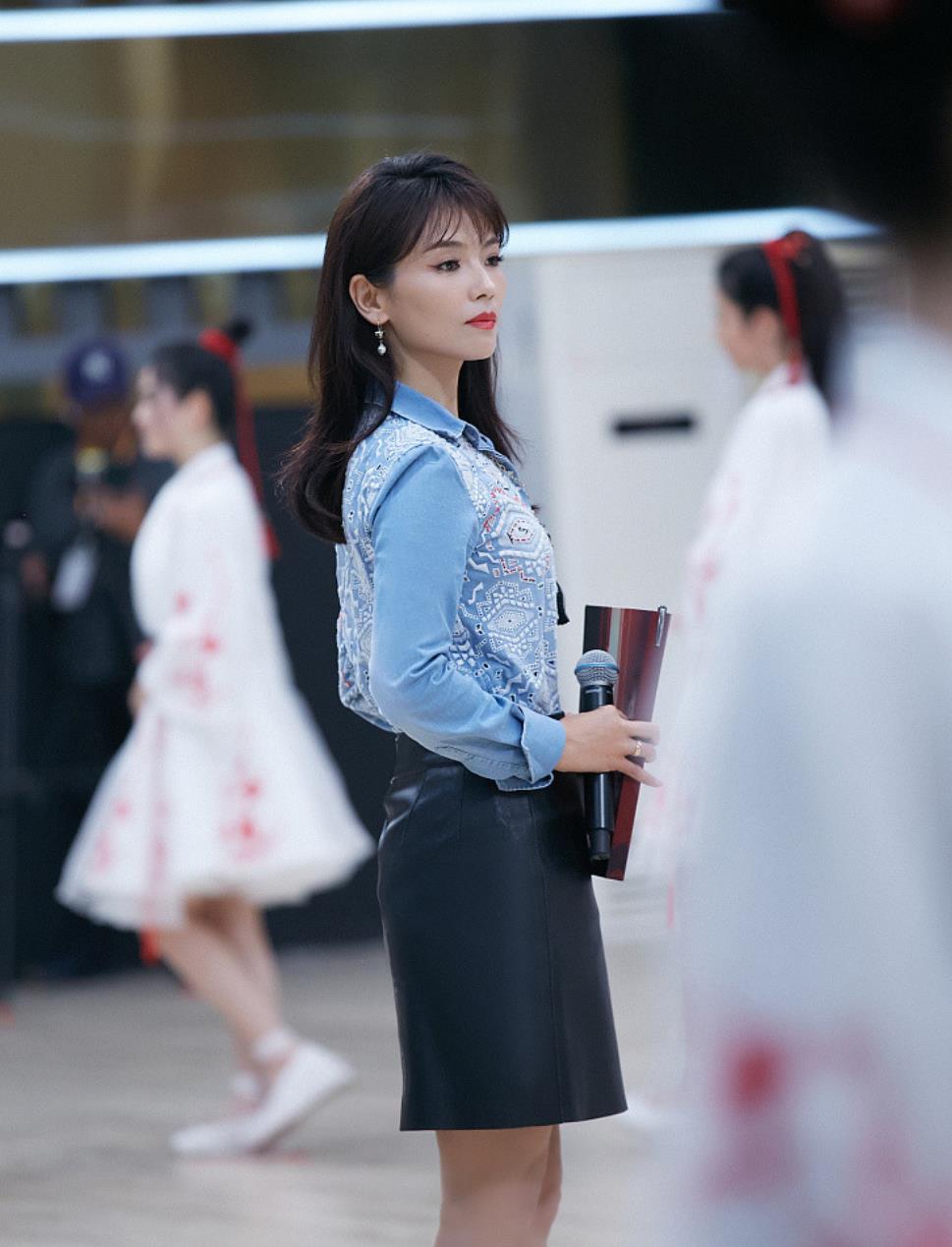 刘涛衬衫配小短裙登台控场秀美腿气质优雅