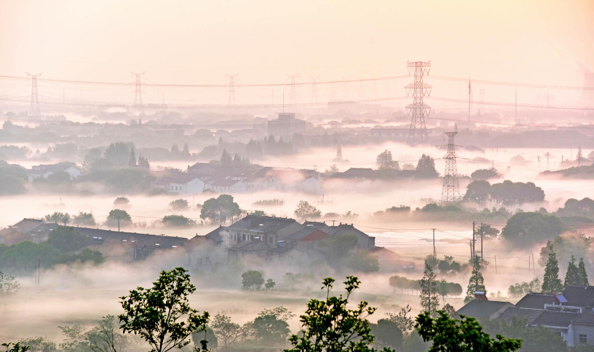 云雾飘渺入仙境,2020年04月28日,江苏无锡锡山区锡北镇斗山村.