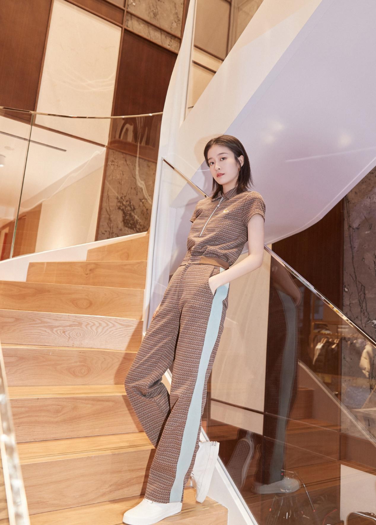 张雪迎化身彩虹少女,露背装小秀性感,高扎丸子头清新甜美有活力