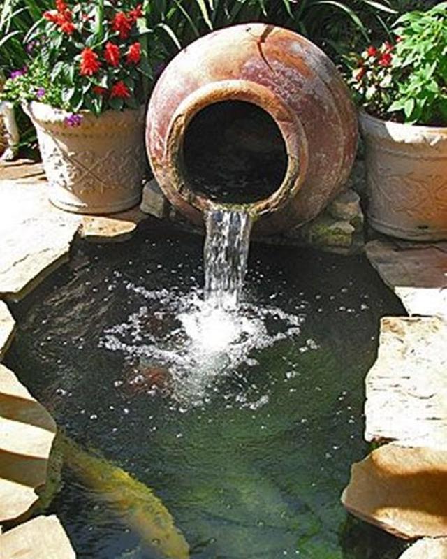 你家要是有不要的腌菜坛子,干脆改成水景放院子,潺潺流水太美了