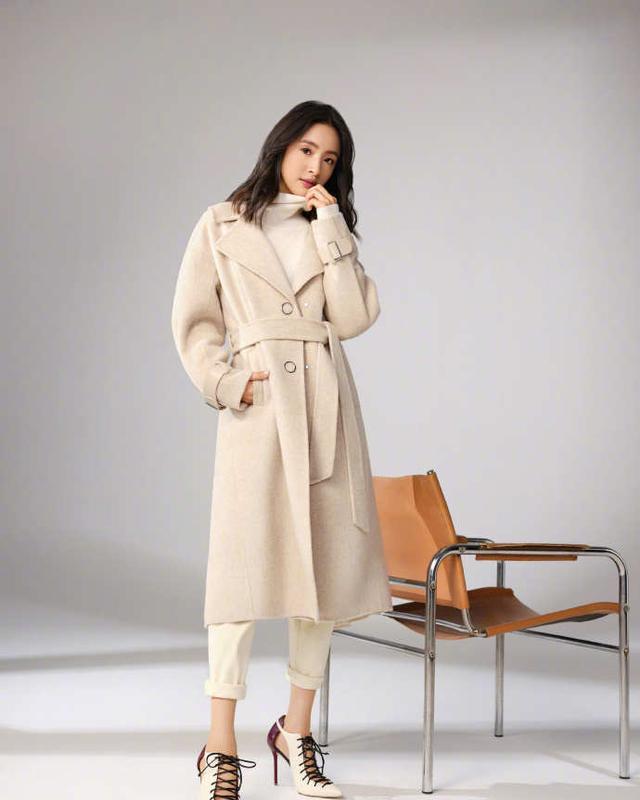 林依晨停工备孕首现身,一袭抹胸长裙优雅华丽,37岁还是娃娃脸