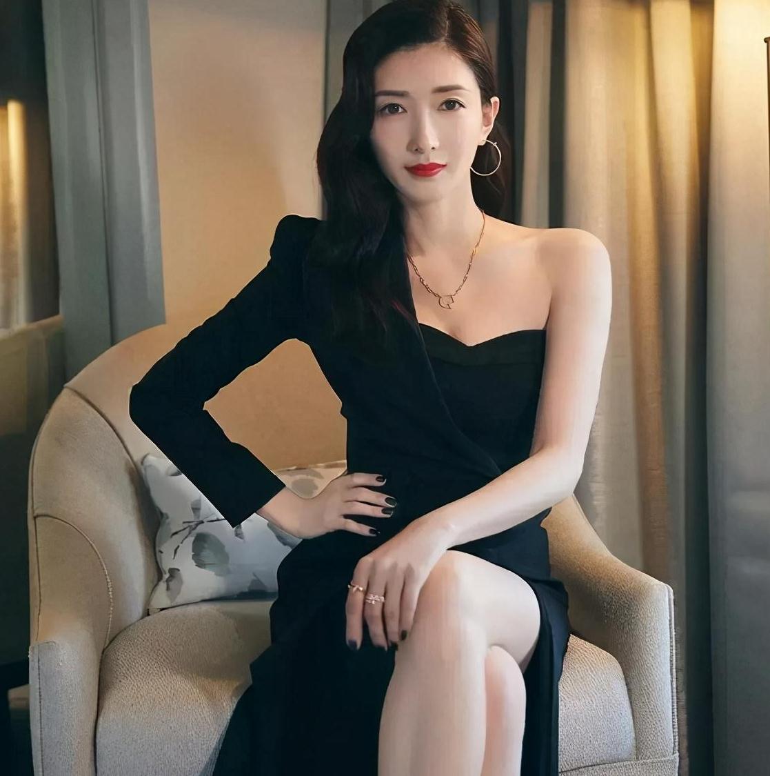 江疏影一袭露肩黑色晚礼服,娇媚中透着贵气,冷艳里蕴含雅致!