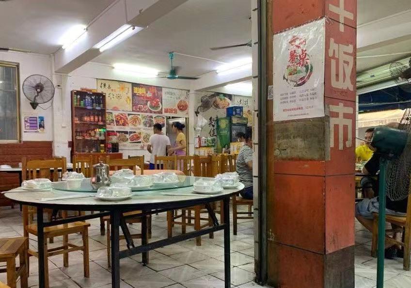 南宁一家开了多年的老牌大排档,环境十分简陋,每天饭点人气爆棚