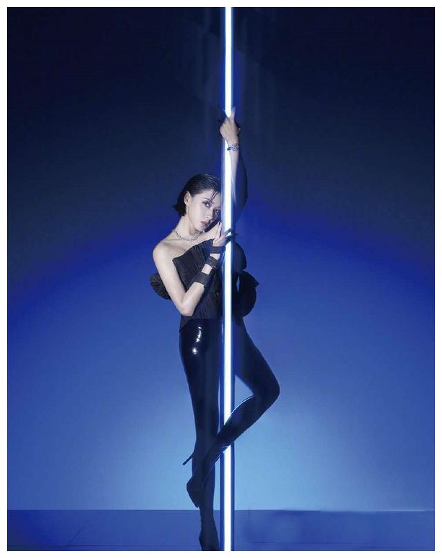 万茜钢管舞造型曝光大胆突破常规大长腿实力抢镜高级脸实锤
