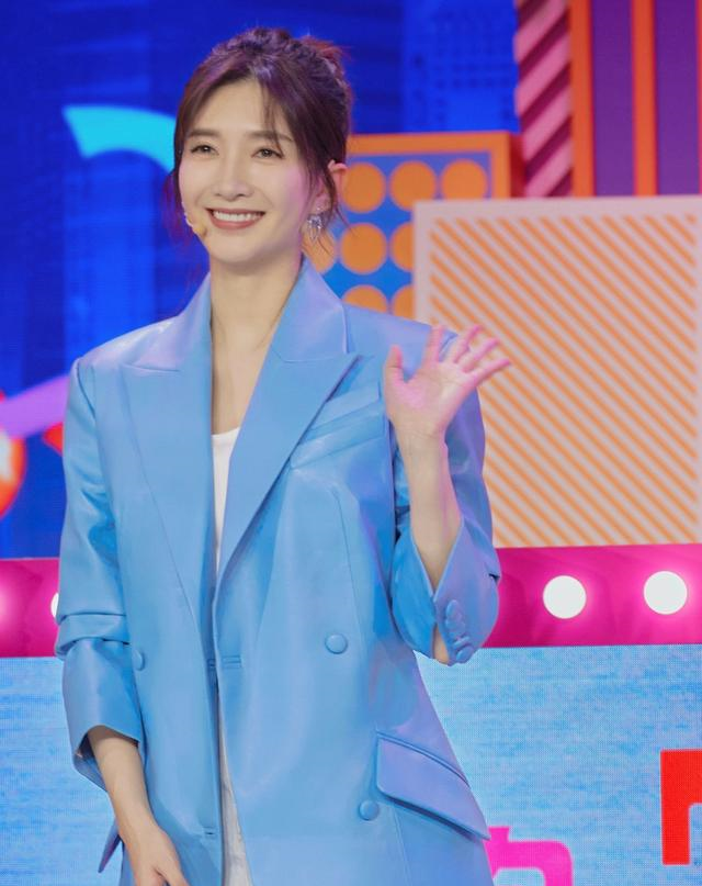 江疏影的衣品也太好了吧，穿蓝色西装配高腰牛仔热裤，显高又显瘦休闲区蓝鸢梦想 - Www.slyday.coM