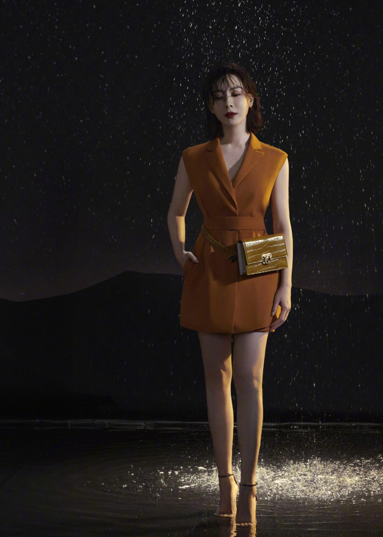 43岁陈数秀优雅,灵动短发搭配薄纱裙极致温柔,清雅减龄又高级