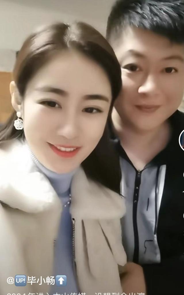 王小蒙谢永强一起亲密吃包子双方都有家庭网友说应注意举止