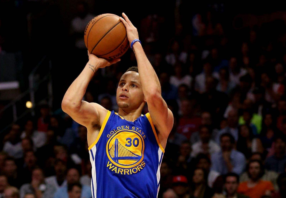 库里的三分为何如此优秀?他的投篮方式史无前例,一般人学不来