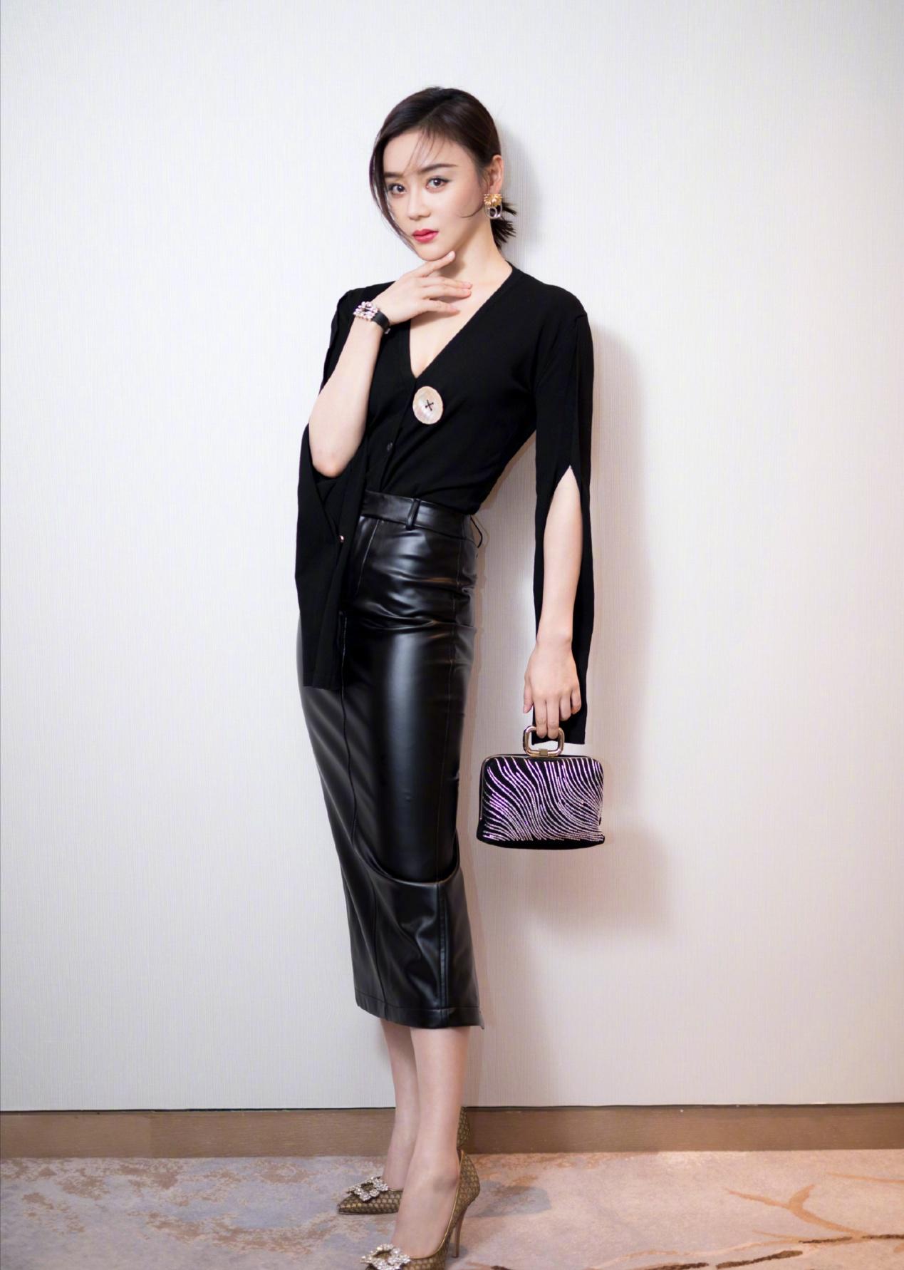 皮衣搭配碎花裙,帅气与清新并存,袁姗姗衣品果然在线