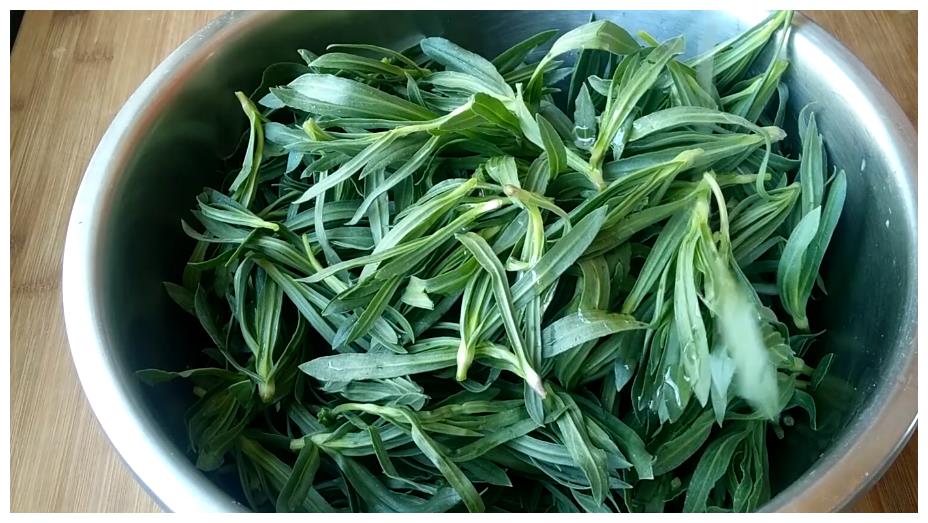 春天农村人遇到这野菜从不放过清淡有营养好吃极了