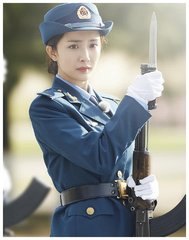 杨幂张彬彬《暴风眼》最新剧照曝光,穿警服英姿飒爽,气质逼人!