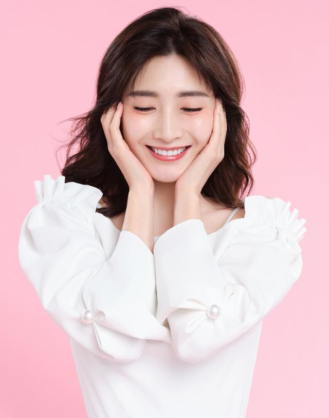 江疏影的衣品也太好了吧，穿蓝色西装配高腰牛仔热裤，显高又显瘦休闲区蓝鸢梦想 - Www.slyday.coM