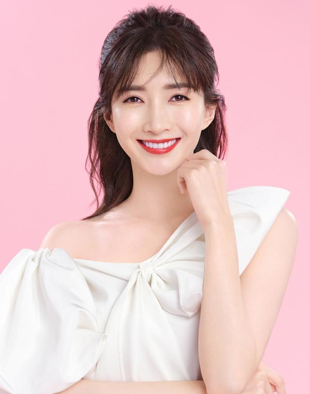 江疏影的衣品也太好了吧，穿蓝色西装配高腰牛仔热裤，显高又显瘦休闲区蓝鸢梦想 - Www.slyday.coM