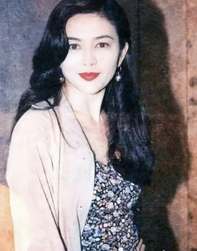 61岁关之琳近照曝光,身姿高挑"脸型"大变,网友:完全认不出!