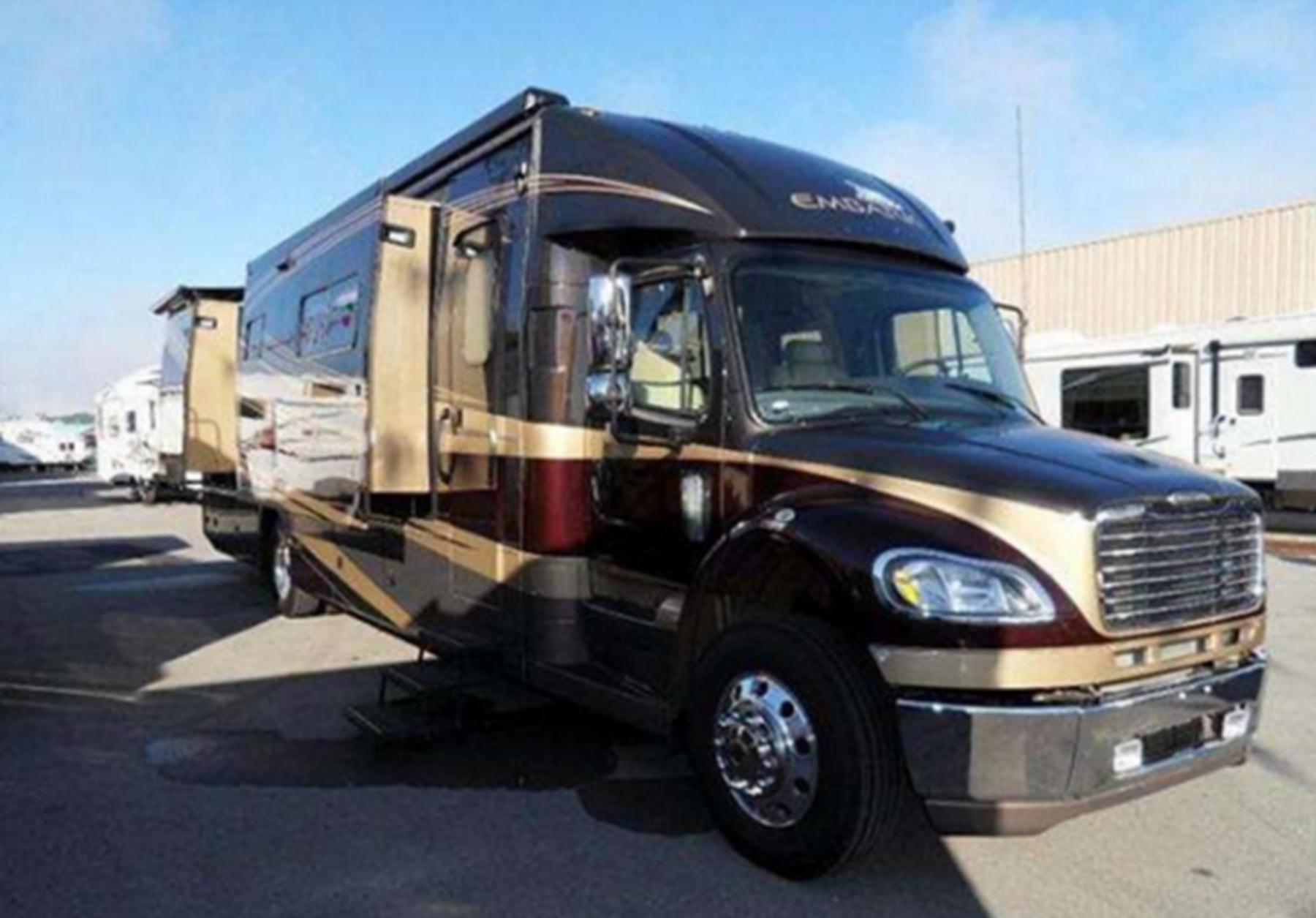 成龙专属房车全球仅一辆,车标内饰尽显奢华,被称为"移动别墅"