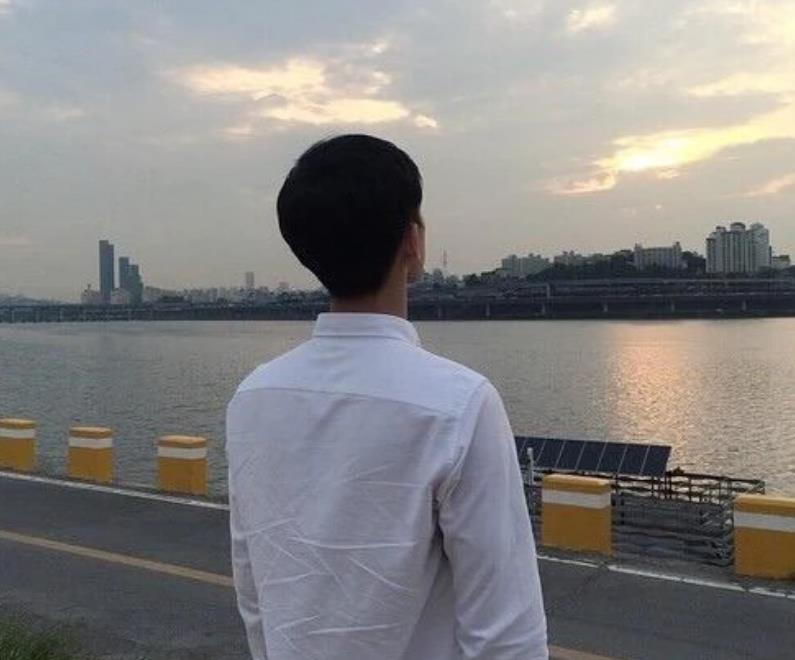 心理测试三个男生背影谁更让你心安秒测有没有人偷偷暗恋你