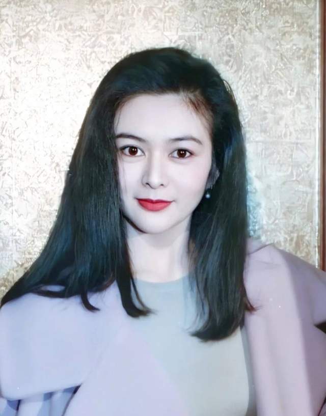 61岁关之琳近照曝光,身姿高挑"脸型"大变,网友:完全认不出!