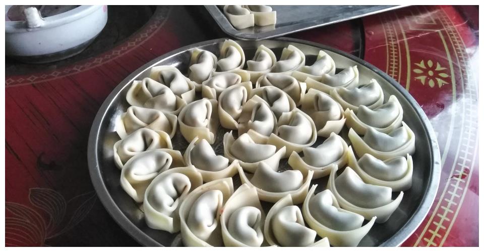 饺子在湖北宜昌的农村叫"包面";腊肉和野韭菜做馅