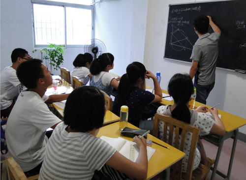 机构老师的工资本该是由上课量和上课效果来决定的,但是机构为了更