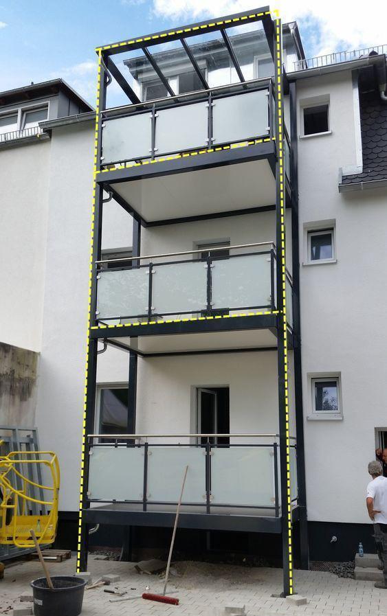 国外在外墙搭钢架阳台,想要几层都有,要是物业不管我也要搭一个