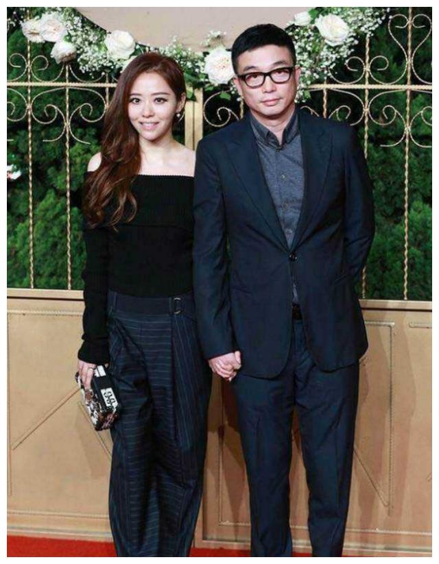 张靓颖携男友罕见现身陈秋莳全程超黏人当众又搂又抱不舍松手