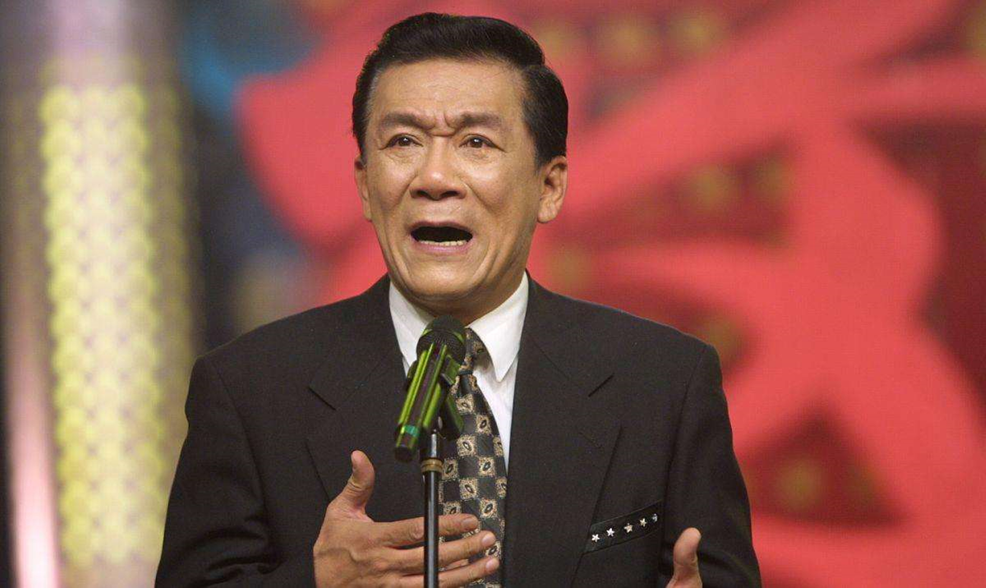 在侯耀文主持春晚的第二年,也就是1989年的春晚上,他与赵丽蓉搭档,一