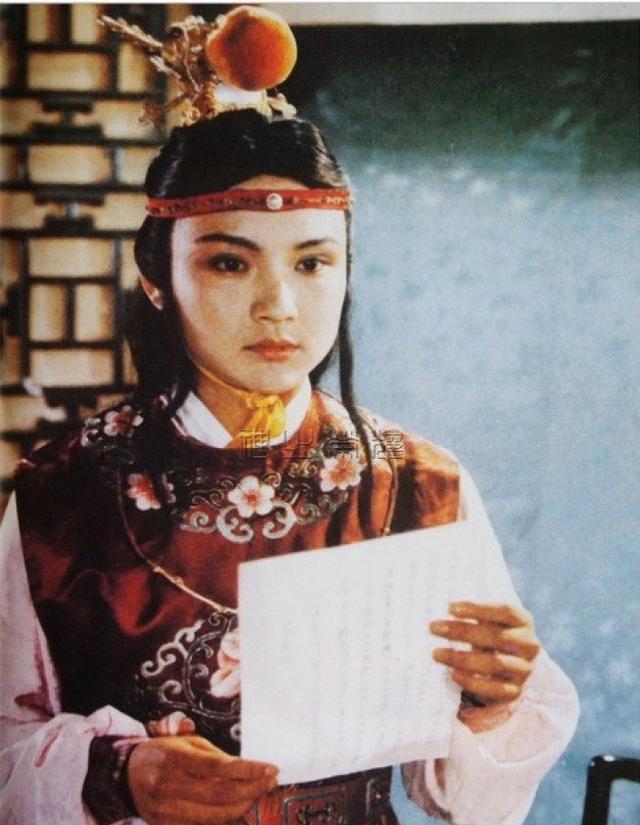 上横设一张炕桌,桌上磊着书籍茶具,靠东壁面西设着半旧的青缎靠背引枕