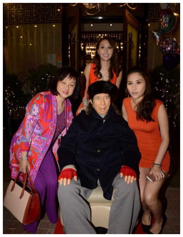 陈婉珍眼里总是满含笑意.