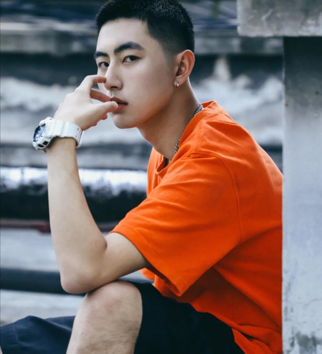 干净清爽的外形,简简单单的穿搭,更显青春帅气,男生就该如此!