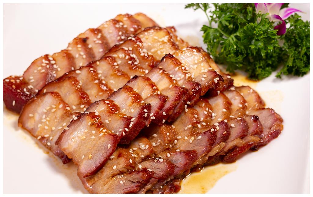 蜜汁叉烧的家常做法,把猪肉腌一腌,扔进电饭煲按下煮饭键即可