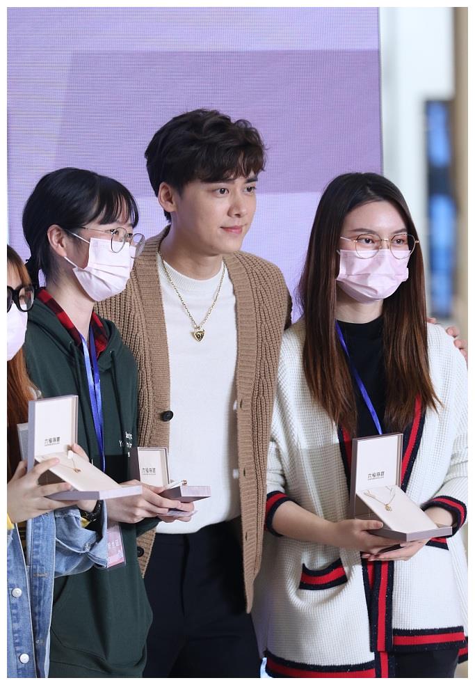 李易峰活动现场与粉丝拥抱穿驼色毛衣配一头小卷演绎暖男形象