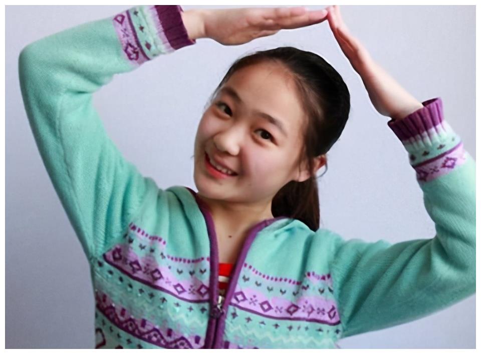 她曾让亿万观众落泪,凭"小花"一角感动观众,23岁美得不敢认|齐如意|一