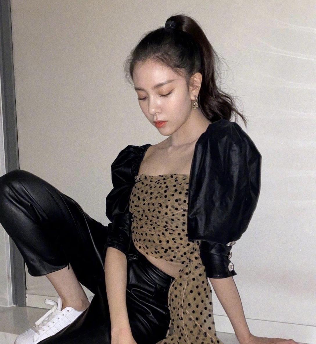 肯豆肯达尔詹娜终于对豹纹裙下手搭配长筒靴是冷还是热