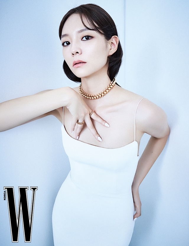 韩女星李絮《w》杂志写真仰拍视角独特