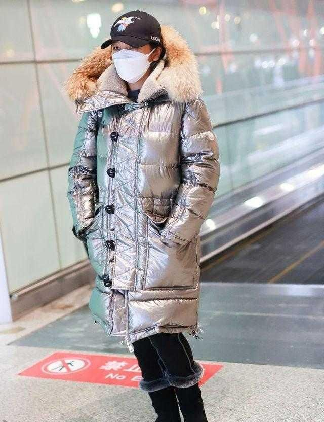 江姗穿出中年妇女的样子银色羽绒服配雪地靴保暖又实用