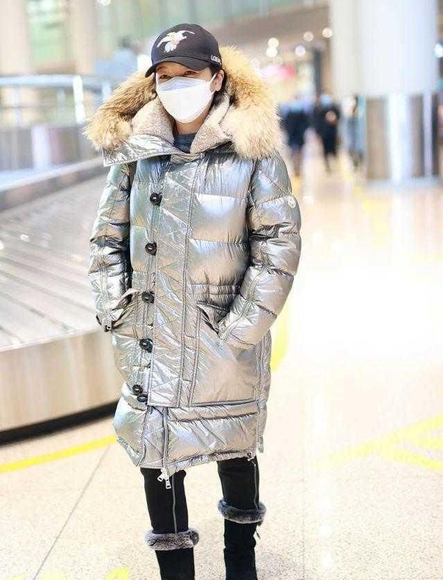 江姗穿出中年妇女的样子银色羽绒服配雪地靴保暖又实用