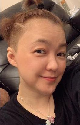 陈慧娴晒新发型照片,扎朝天辫接地气,丝毫没有偶像包袱