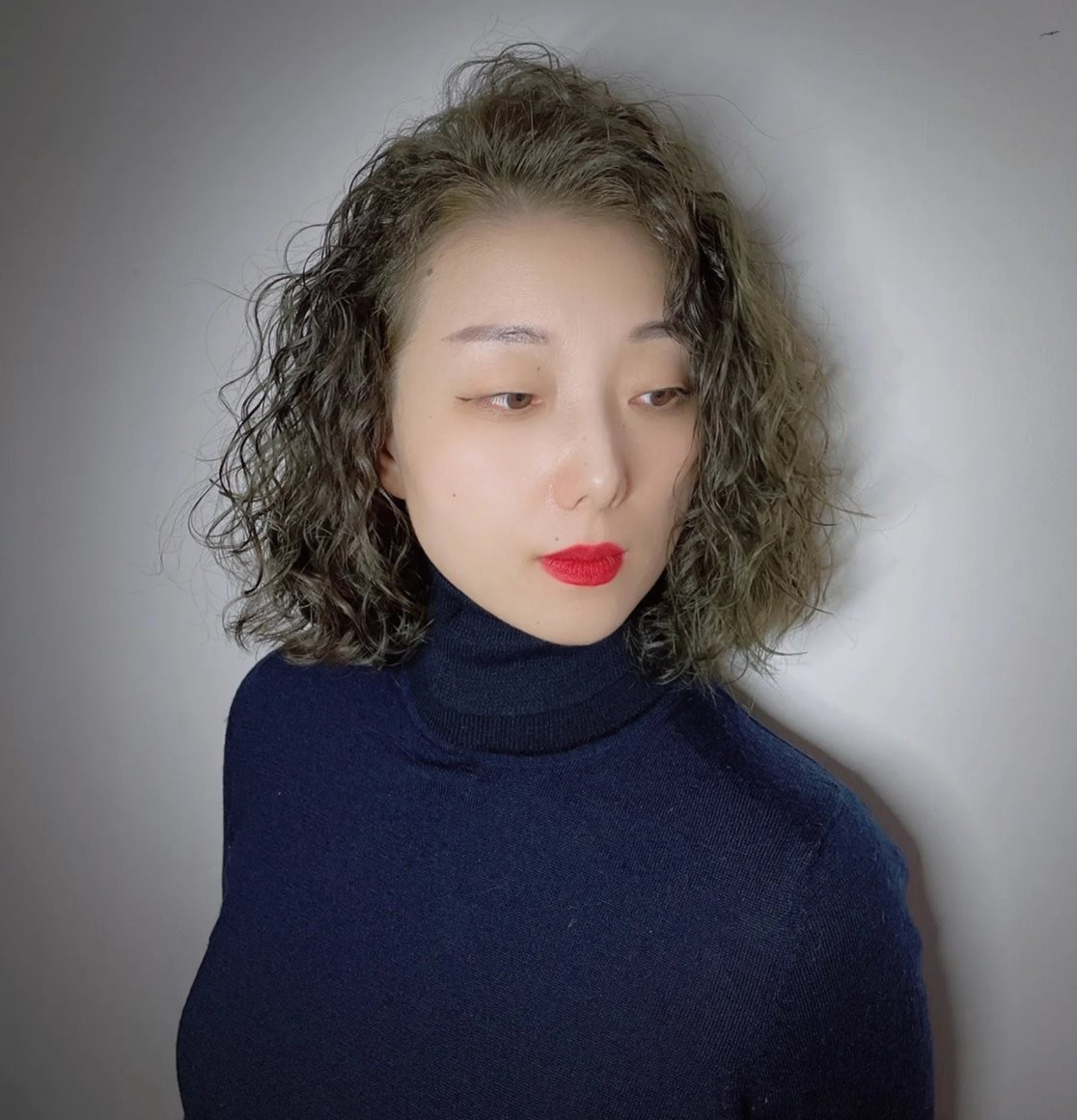 女人过了50岁后别乱烫发今年流行成熟复古风烫发减龄又显气质