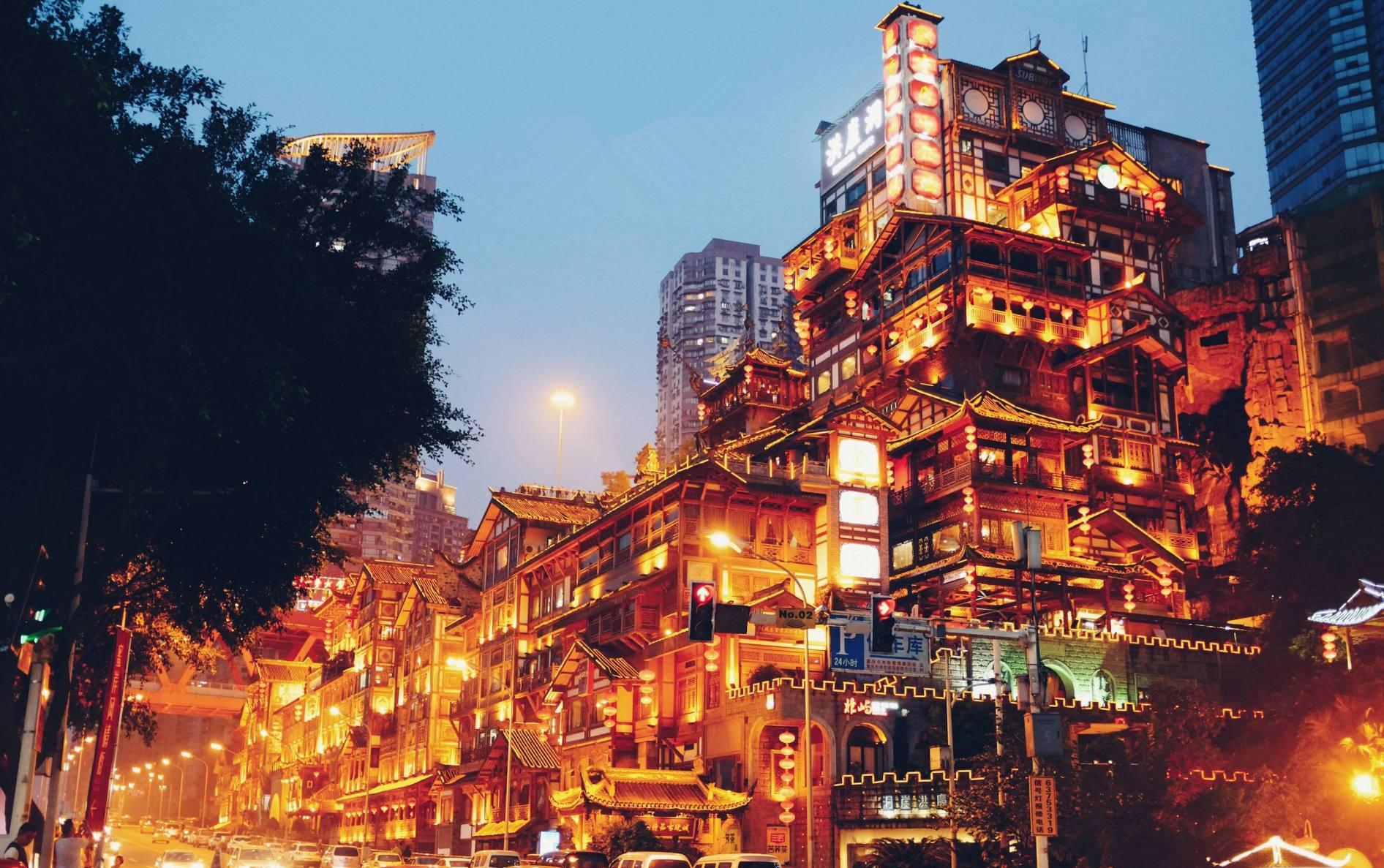 重庆一处城中村,到处是年代久远的房屋,这里是一道别样的风景线