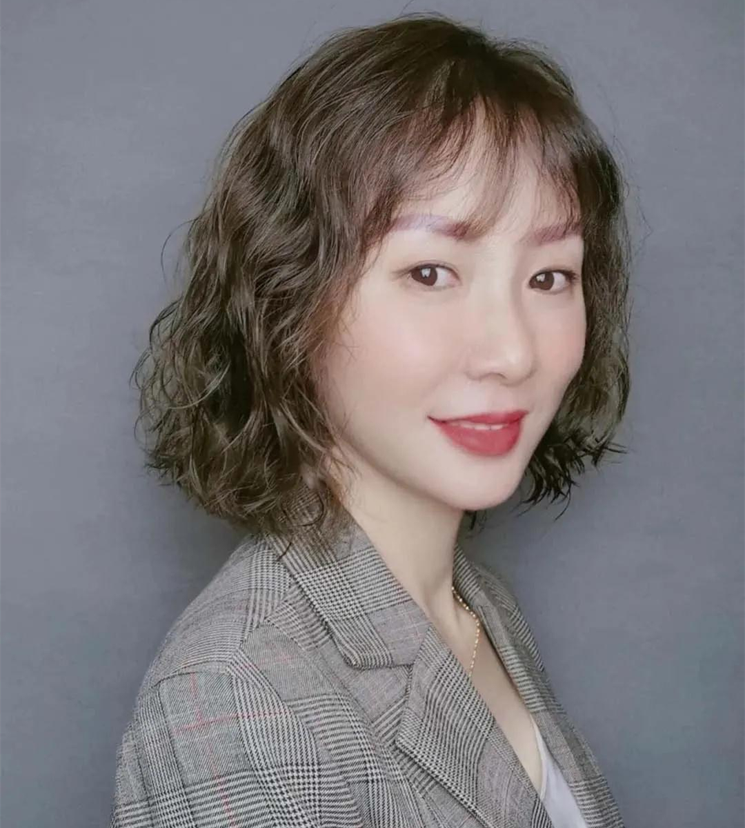 今年流行成熟复古风烫发,减龄又显气质|烫发|发型|发质_新浪新闻