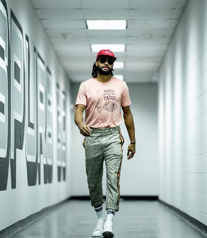 球员私服:西蒙斯西装革履,库兹玛睡衣风格,亚当斯发型逆天!