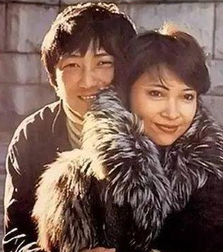 74岁萧芳芳近况曝光头发花白气质高贵二婚后幸福满满