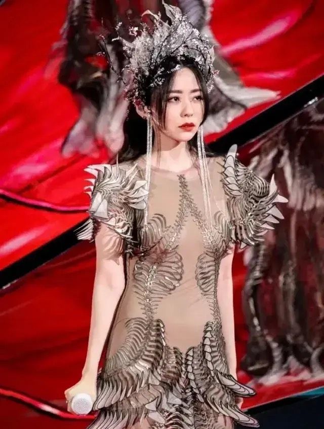 张靓颖透视鱼尾裙写真