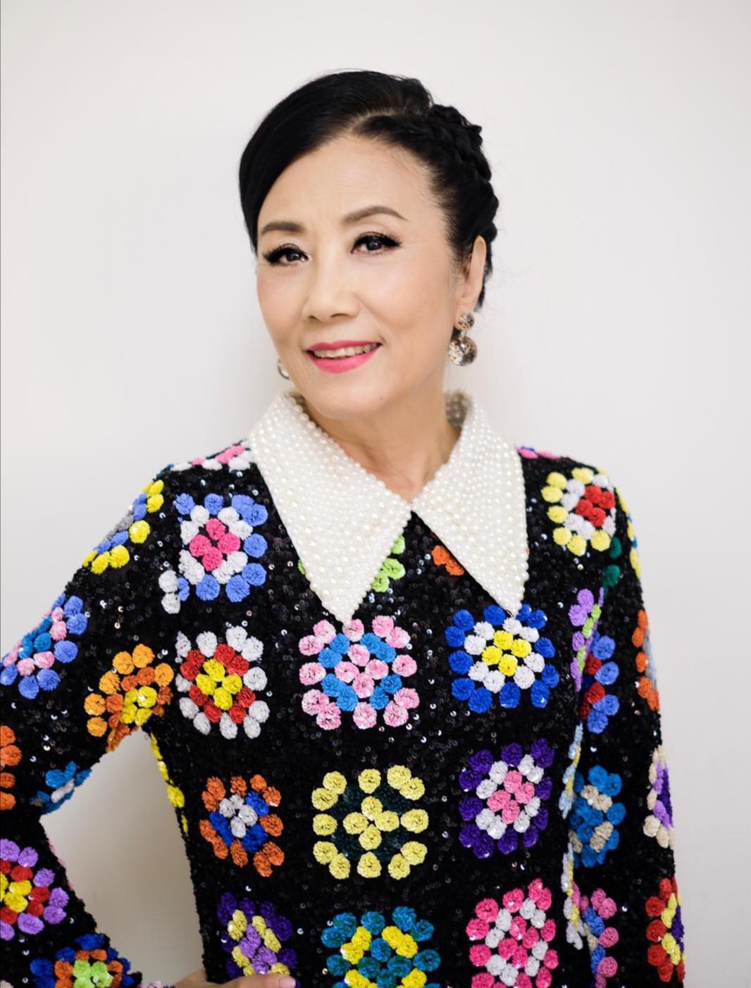 汪明荃真是不服老,73岁还穿粉色连衣裙"装嫩",真的是老来俏